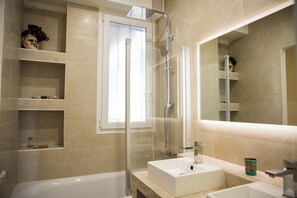 Shower, hair dryer, towels, soap - Magnificent 4-bedroom duplex apartment - 130m2 (Paris)