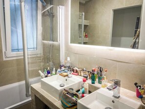 Douche, sèche-cheveux, serviettes fournies, savon