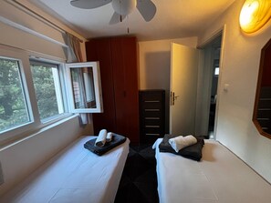 Tabla de planchar con plancha, wifi y ropa de cama