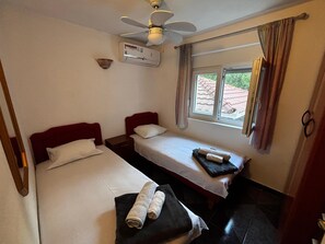 Tabla de planchar con plancha, wifi y ropa de cama