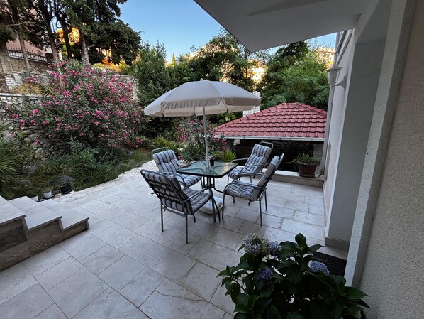 تناول الطعام بالخارج