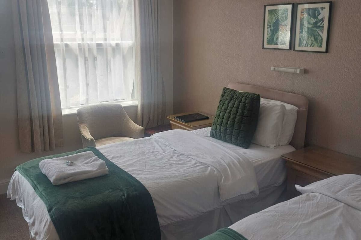 Classic Twin Room, Garden View | Seterika/papan seterika, Wi-fi percuma