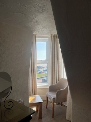 Habitación doble de lujo, vista a la playa | Tabla de planchar con plancha y wifi gratis