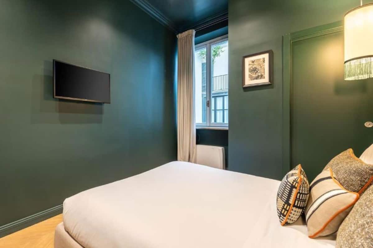 Deluxe Room | Desk, free WiFi