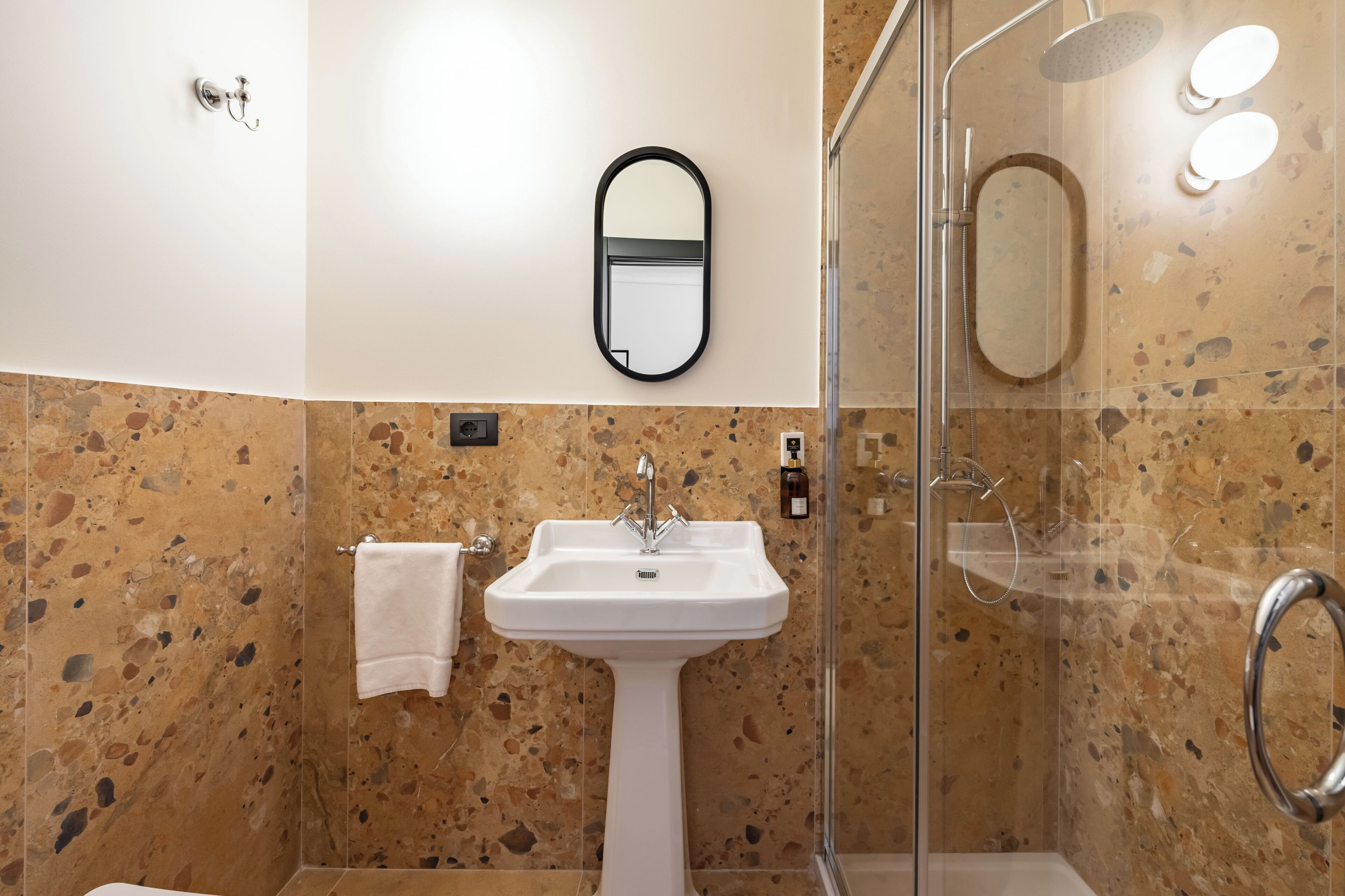 Douche, serviettes fournies, savon, shampoing