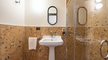 Regadera, toallas, jabón, shampoo