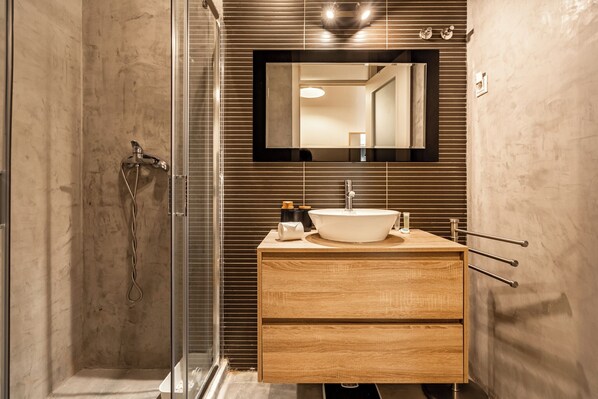 Shower, hair dryer, towels, toilet paper