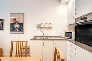 Réfrigérateur, four à micro-ondes, un four, surface de cuisson