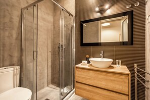 Dusche, Haartrockner, Handtücher, Toilettenpapier