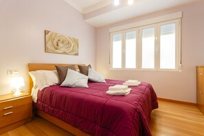 3 bedrooms, iron/ironing board, free WiFi, bed sheets - Apartment with patio in Cádiz downtown (Cadiz)