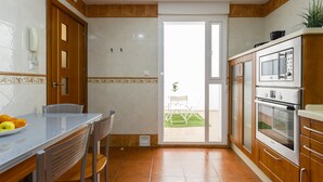 Coffee/tea maker, fridge, microwave, oven - Apartment with patio in Cádiz downtown (Cadiz)