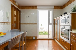 Coffee/tea maker, fridge, microwave, oven - Apartment with patio in Cádiz downtown (Cadiz)