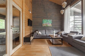 클래식 샬레, 마당 전망 | 거실 공간 | 케이블 채널 시청이 가능한 40인치 평면 TV