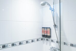 Shower, hair dryer, towels, soap - 2-Bed Flat in Cardiff City Centre / Free Parking (Cardiff)