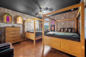 8 habitaciones, tabla de planchar con plancha y cuna de viaje