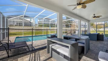 Alberca al aire libre y alberca climatizada