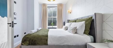 2 dormitorios, tabla de planchar con plancha, cuna de viaje