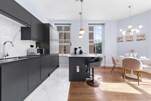 Mikrowelle, Ofen, Herdplatte, Geschirrspüler