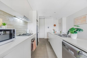 Fridge, microwave, stovetop, dishwasher