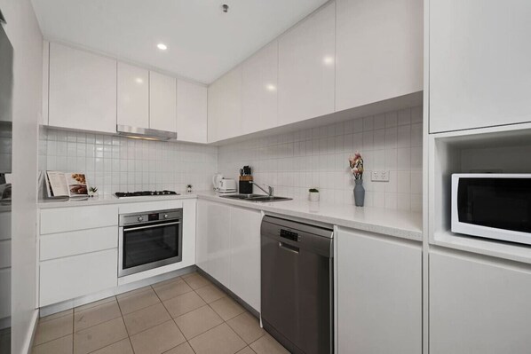 Fridge, microwave, stovetop, dishwasher