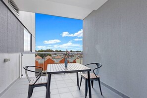 Outdoor dining - Parkes Street Convenient Two-Bedroom (Harris Park)