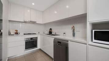 Fridge, microwave, stovetop, dishwasher