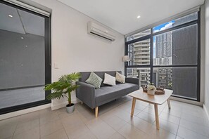 TV - Parkes Street Convenient Two-Bedroom (Harris Park)