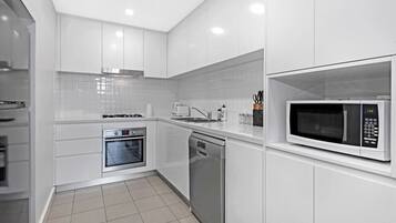 Fridge, microwave, stovetop, dishwasher