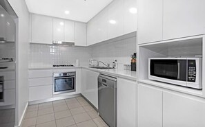 Een koelkast, een microgolfoven, een kookplaat, een vaatwasser