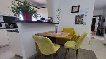 Phòng tập thể, 1 phòng ngủ, hút thuốc, ban công | Phòng ăn