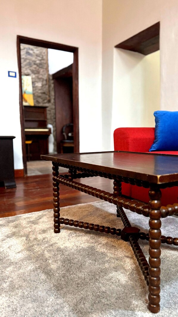 House, 1 Bedroom, Accessible, City View | Living room | Books