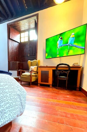 House, 1 Bedroom, Accessible, City View | Living room | Books