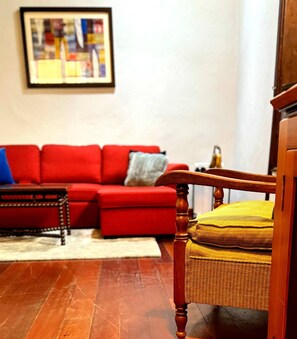 House, 1 Bedroom, Accessible, City View | Living room | Books