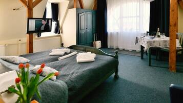 In-room safe, blackout drapes, free WiFi