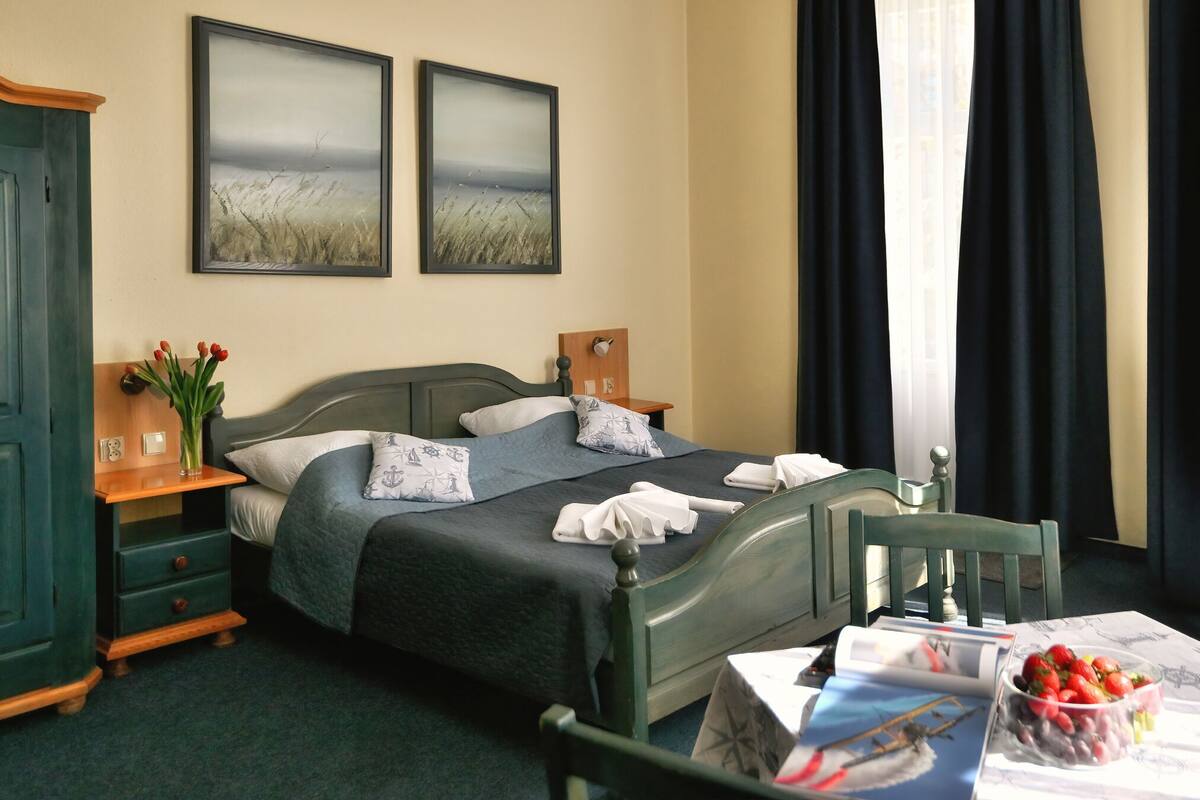 In-room safe, blackout drapes, free WiFi