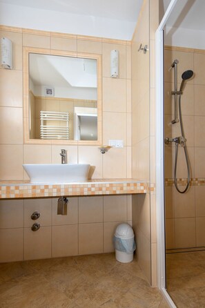 Standard Double or Twin Room (Kajuta) | Bathroom | Shower, hair dryer, towels, soap