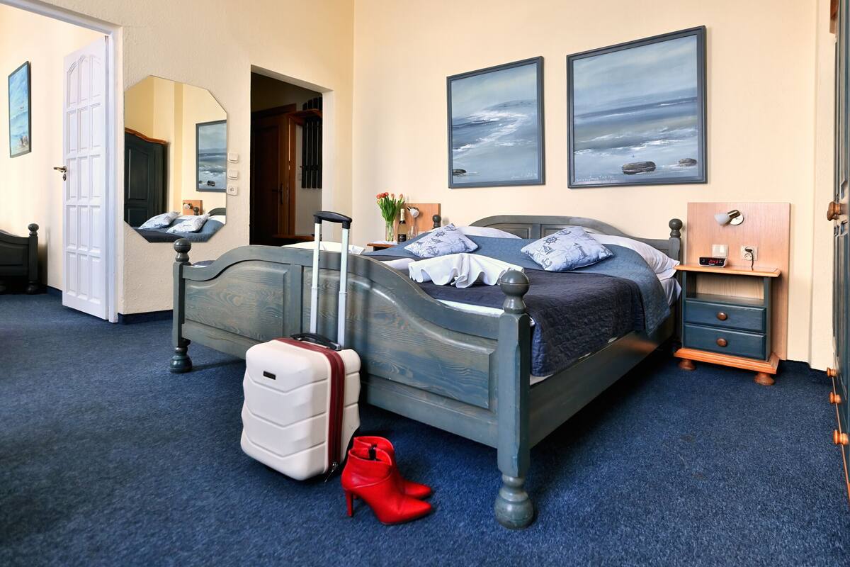 In-room safe, blackout drapes, free WiFi