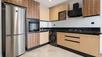 Frigorífico, horno, placa de cocina y hervidor eléctrico