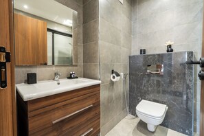 Banyera d'hidromassatge, assecador de cabells, tovalloles i sabó