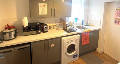 Quiet spacious room in Salford-Samson PLAB