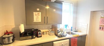 Quiet spacious room in Salford-Samson PLAB