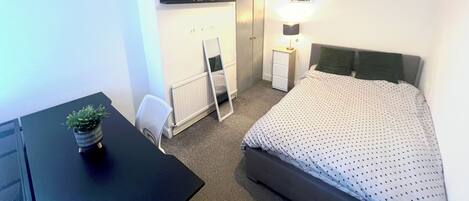 1 dormitori, escriptori, planxa i posts de planxar i wifi