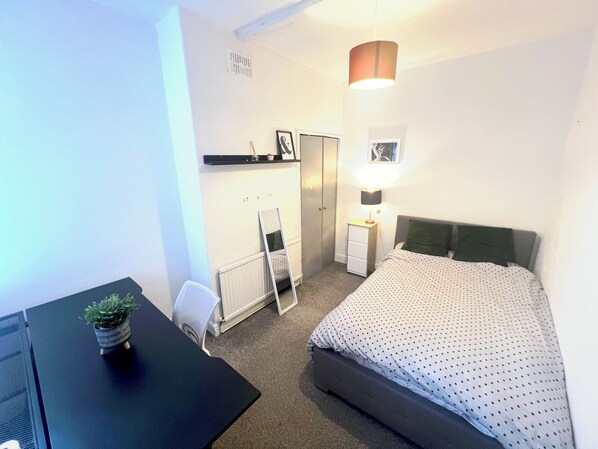 1 bedroom, desk, iron/ironing board, WiFi