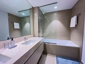 Dusj, hårføner, bidé og håndklær