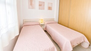 2 habitaciones, tabla de planchar con plancha y ropa de cama