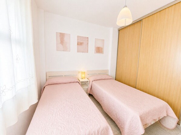 2 bedrooms, iron/ironing board, bed sheets