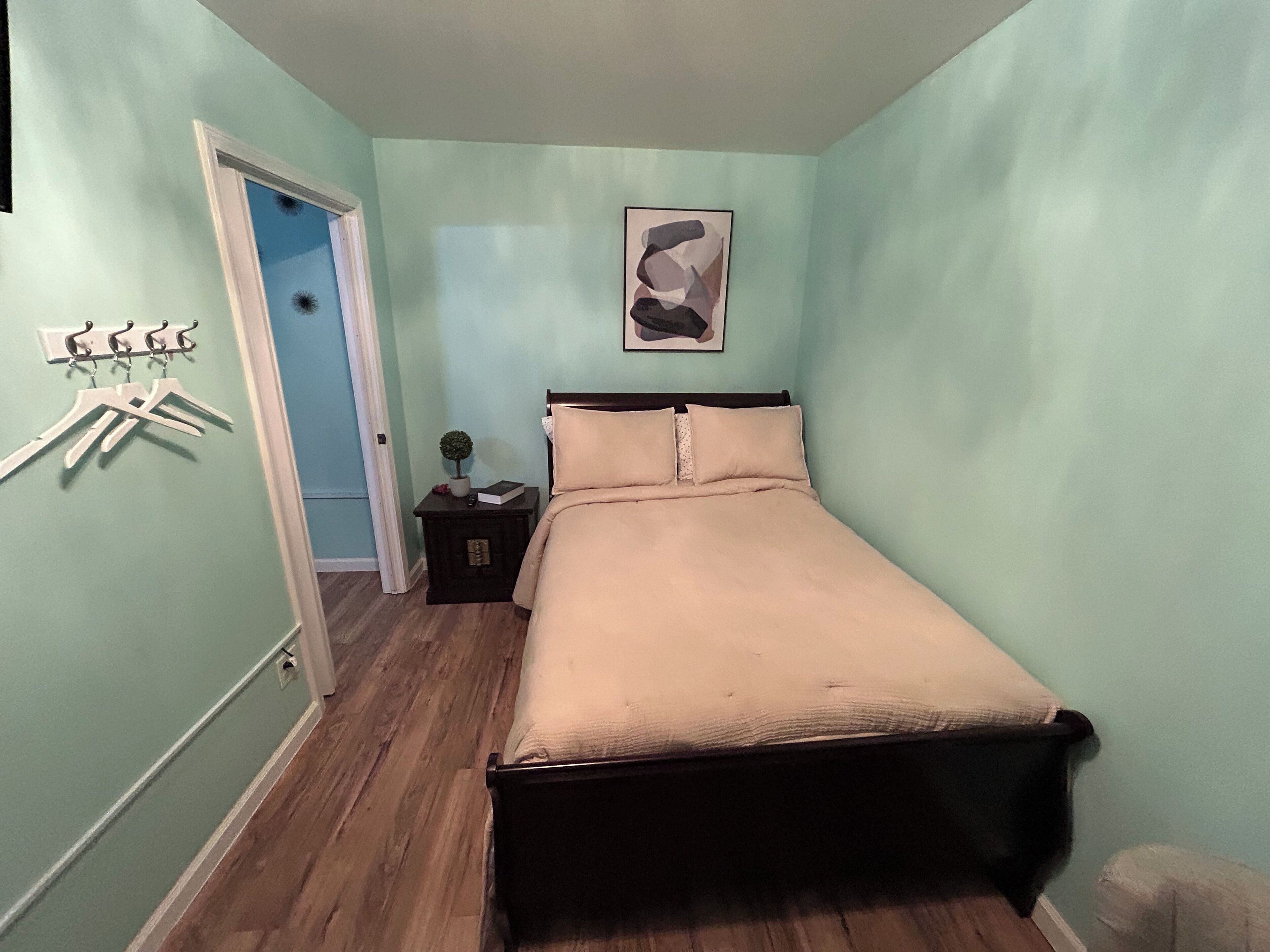 2 bedrooms, desk, iron/ironing board, WiFi