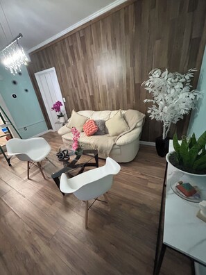 Living area - Fully Furnished Studio Near Raven Rock (Lilligton)