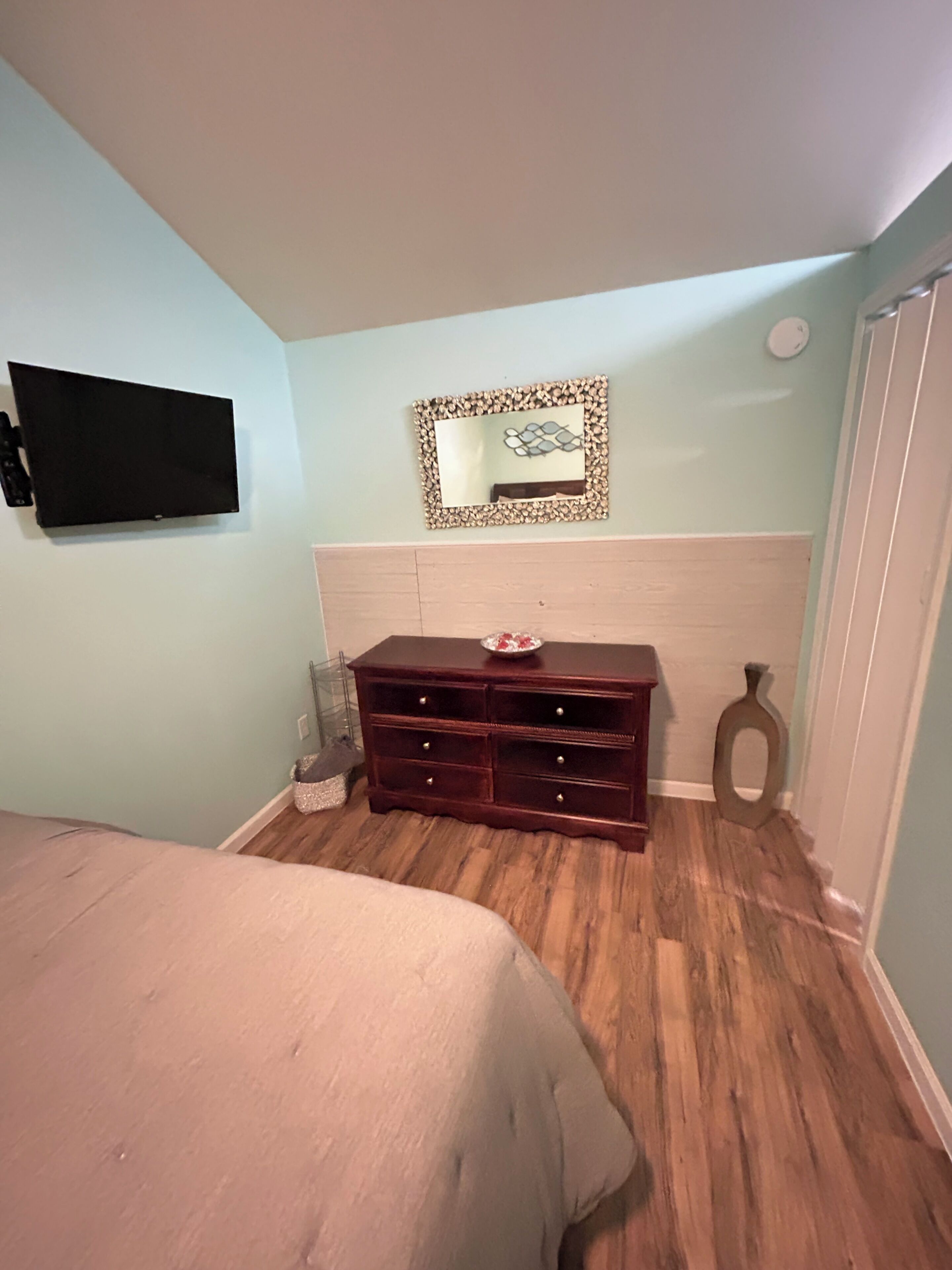 2 bedrooms, desk, iron/ironing board, WiFi