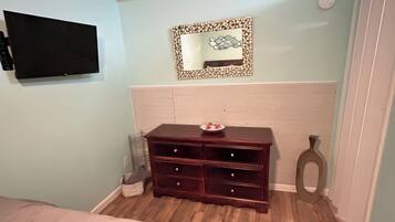 2 bedrooms, desk, iron/ironing board, WiFi